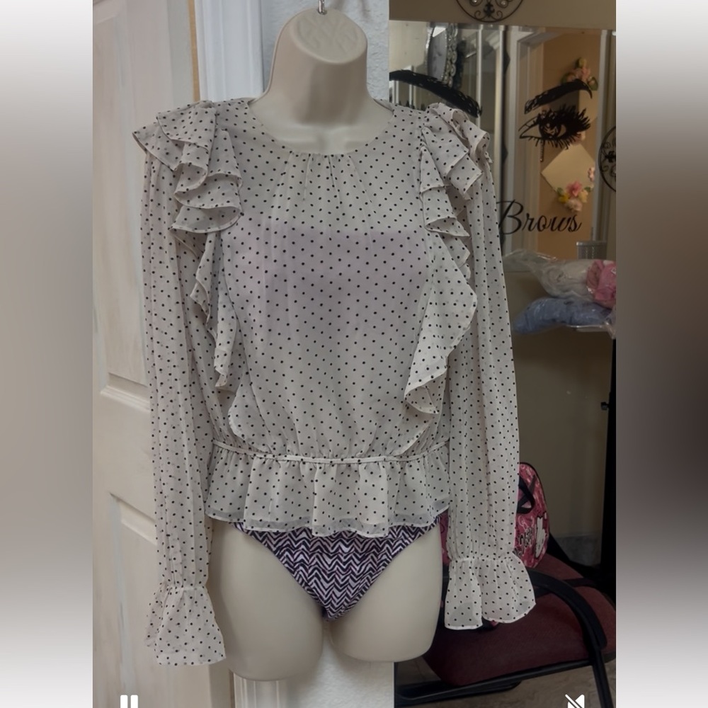 Ruffle polka dots blouse . SZ M . Brand new.